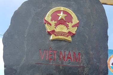 Tặng khối đá Corindon 25 tấn cho quần đảo Trường Sa lớn