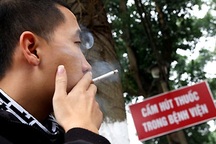 Bộ Công thương cấm nhân viên hút thuốc lá lậu: “Chẳng lẽ lục túi để kiểm tra”?