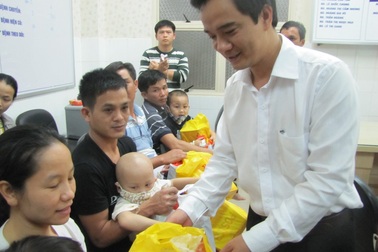 Thăm bệnh nhi nghèo, công nhân vệ sinh đêm Giao thừa