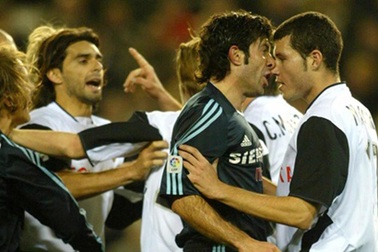 “Hung thần” của C.Ronaldo từng triệt hạ Messi, Figo