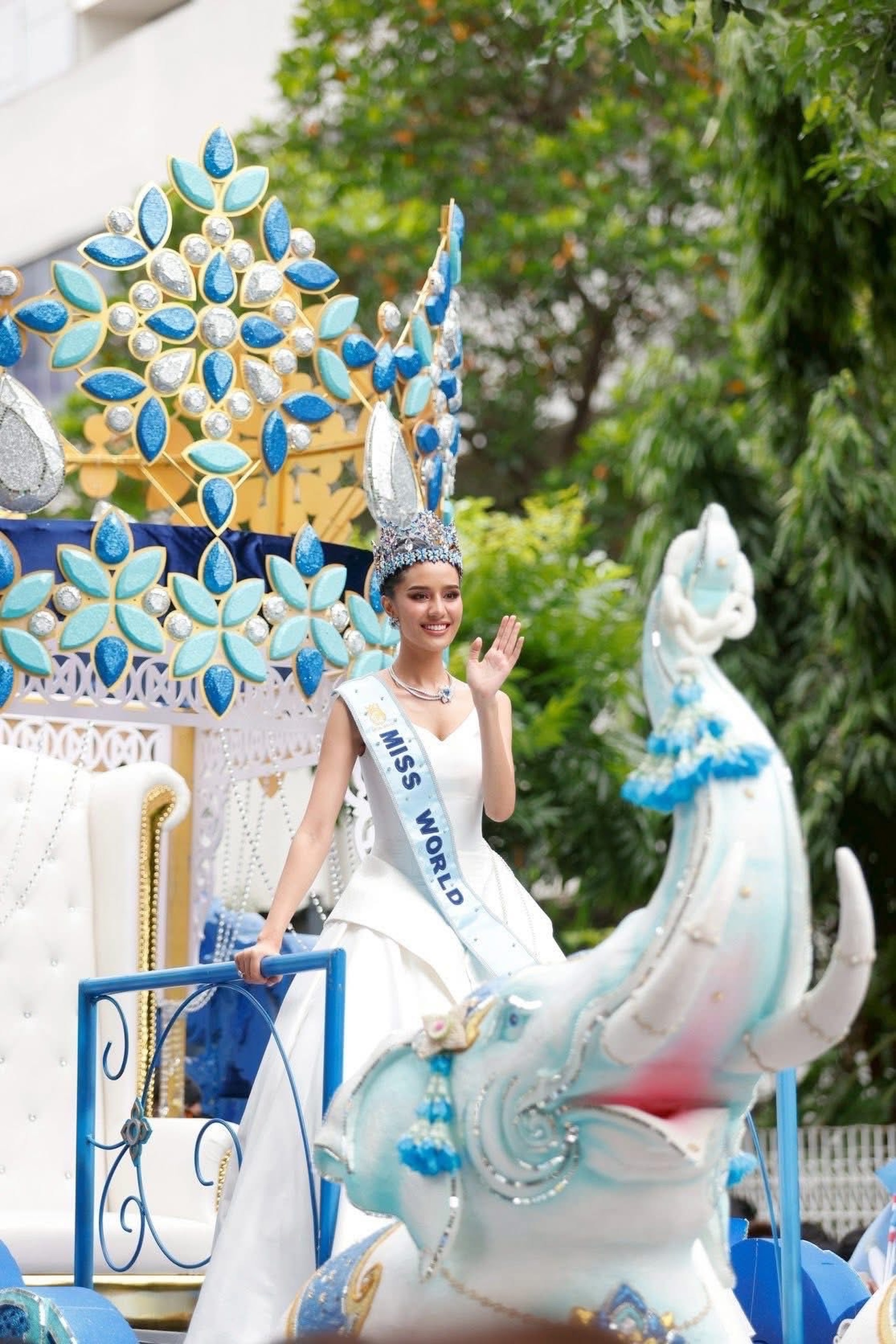 Gros plan sur l'apparence de poupée de la nouvelle Miss Monde - 10 Cận cảnh vẻ ngoài xinh như búp bê sống của tân Hoa hậu Thế giới - 10