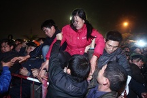 Nghẹt thở cảnh chen chân khai ấn đền Trần