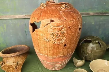 Chuyên gia quốc tế thực địa các di chỉ gốm ở Bình Định