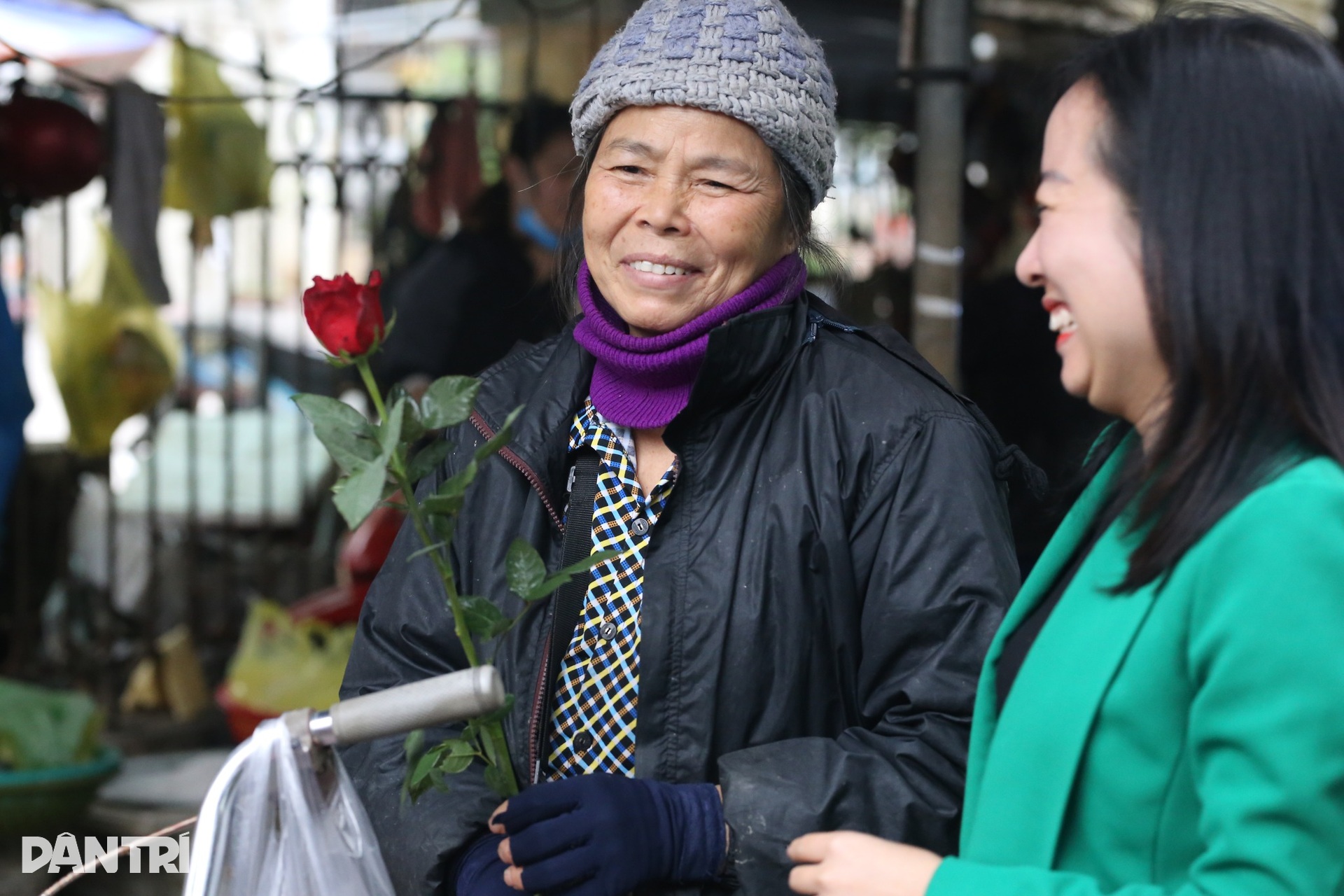 Cô giáo tặng hàng trăm bông hồng cho người dưng và cái kết ấm áp - 9 Cô giáo tặng hàng trăm bông hồng cho người dưng và cái kết ấm áp - 9