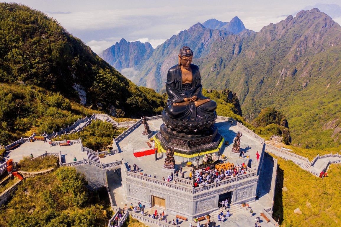 Du khách đến Fansipan ngắm hoa, bái Phật - 6 Du khách đến Fansipan ngắm hoa, bái Phật - 6
