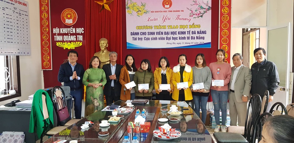 Quảng Trị: Trao hàng chục suất học bổng đến học sinh, sinh viên dịp đầu xuân - 1 Quảng Trị: Trao hàng chục suất học bổng đến học sinh, sinh viên dịp đầu xuân - 1