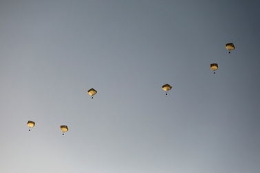 Gaza đối mặt nạn đói thảm khốc, Mỹ lần đầu thả hàng viện trợ