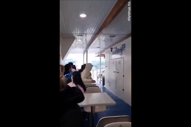 Du khách hoảng loạn khi phà bị sóng dữ tấn công