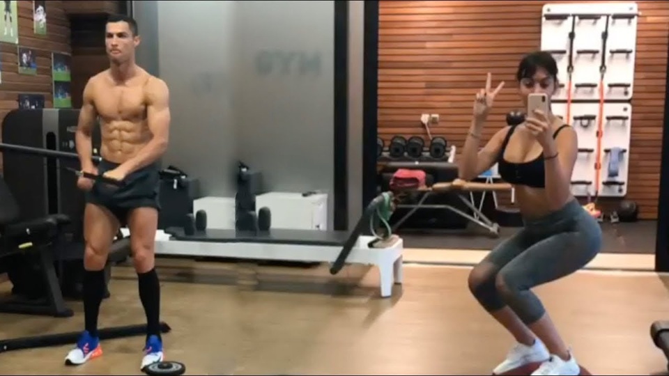 Bạn gái tình tứ ôm Cristiano Ronaldo trong phòng gym - 3 Bạn gái tình tứ ôm Cristiano Ronaldo trong phòng gym - 3