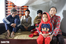 Người phụ nữ trong căn nhà có 3 người điên: "Tôi mà ốm, cả nhà sẽ chết mất"