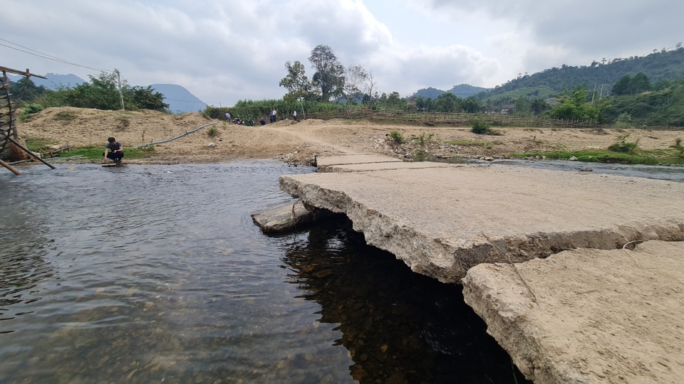 Người dân Mường Chon băng qua suối, mơ ước một cây cầu - 4 Người dân Mường Chon băng qua suối, mơ ước một cây cầu - 4