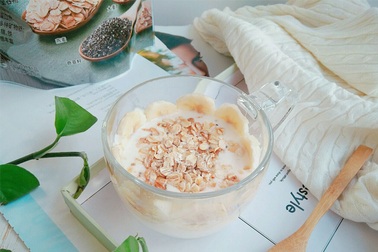 2 bước đơn giản để làm sữa chuối yến mạch hạt chia thơm ngon