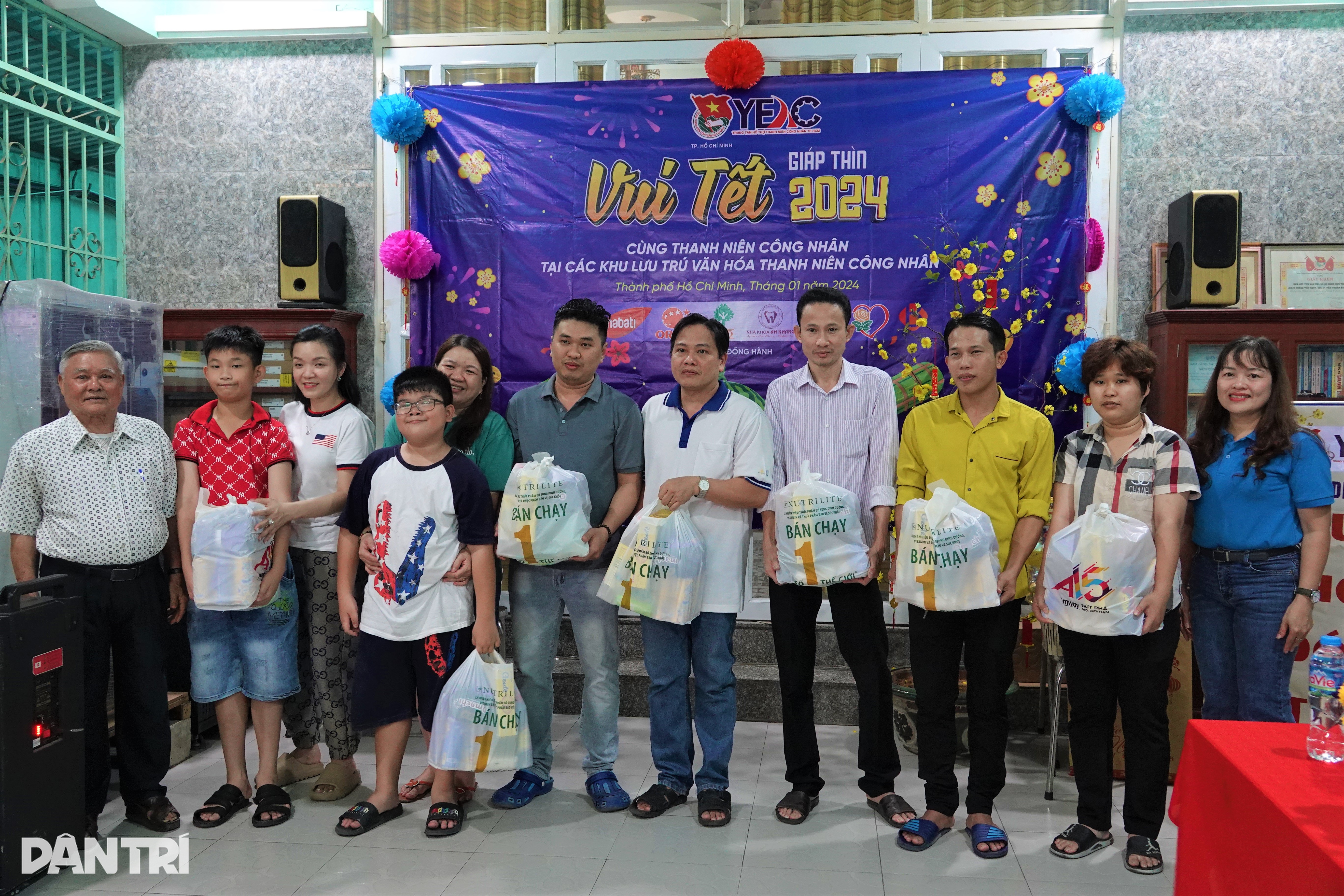 เจ้าของบ้านเช่าวัย 80 ปี ทุ่มงบ 40 ล้านดอง จัดงานเลี้ยงสิ้นปี มอบของขวัญให้คนงาน - 5 Chủ trọ tuổi 80 chi 40 triệu đồng đãi tiệc tất niên, tặng quà công nhân - 5