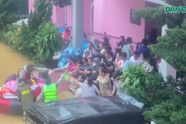 Cảnh người thân bệnh nhân chờ từng suất cơm từ thiện  khi nước ngập sâu