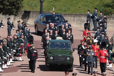Nữ hoàng Anh gạt lệ, xúc động từ biệt Hoàng thân Philip