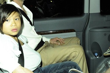 Pax Thiên được bố mẹ đưa đi ăn tối