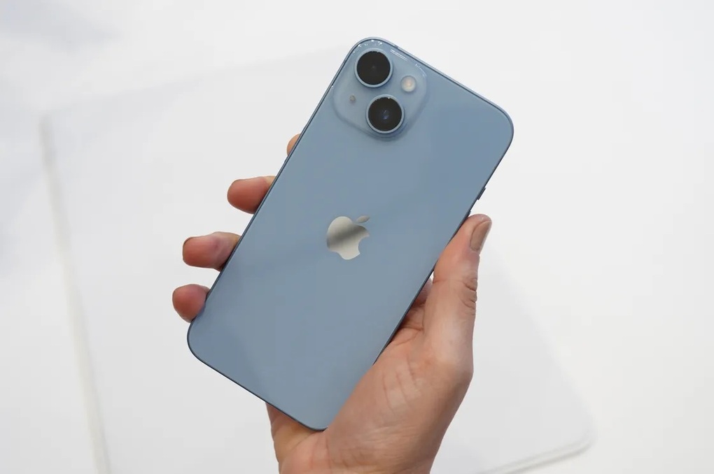 Cụm camera kép ở mặt lưng iPhone 14 vẫn được bố trí lệch nhau (Ảnh: The Verge). Cụm camera kép ở mặt lưng iPhone 14 vẫn được bố trí lệch nhau (Ảnh: The Verge).