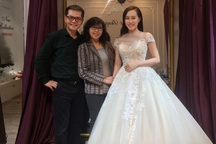NSND Trung Hiếu đưa bà xã kém 19 tuổi đi thử váy cưới