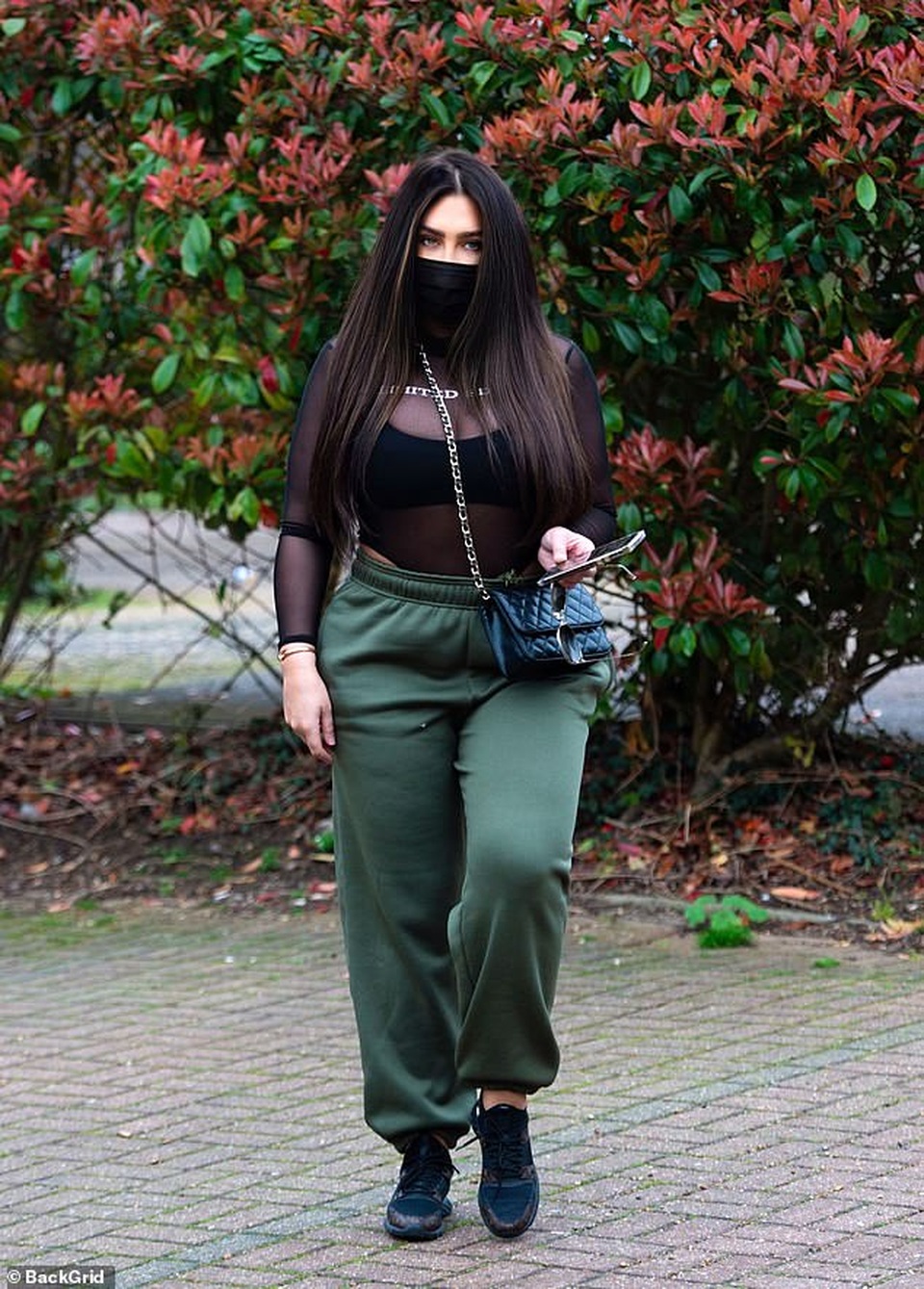 Lauren Goodger mặc áo xuyên thấu, đeo khẩu trang ra phố - 3 Lauren Goodger mặc áo xuyên thấu, đeo khẩu trang ra phố - 3