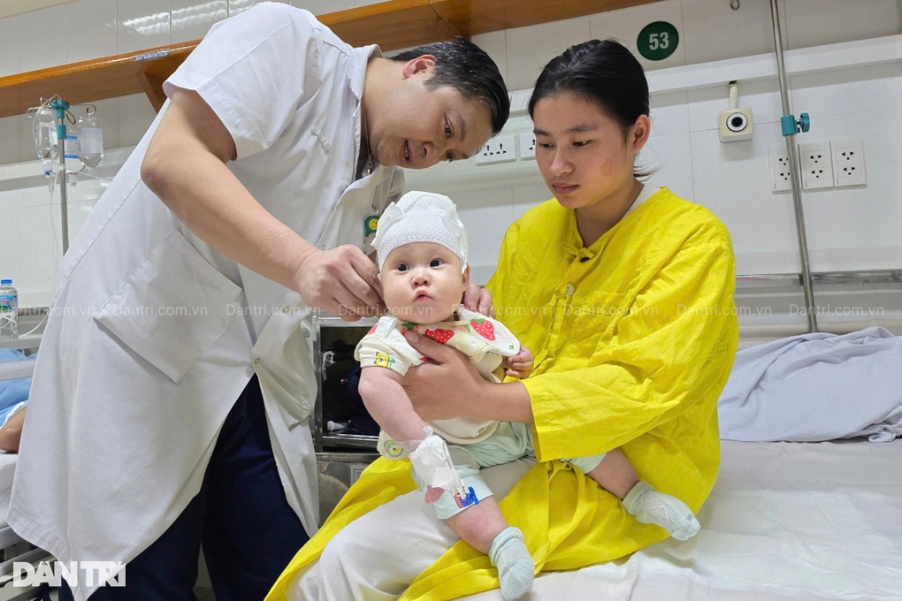 Bé 7 tháng tuổi khuyết hộp sọ, mẹ nghèo khẩn cầu cơ hội sống cho con - 3 Bé 7 tháng tuổi khuyết hộp sọ, mẹ nghèo khẩn cầu cơ hội sống cho con - 3