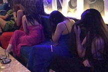 Tiếp viên nhà hàng múa khiêu dâm, sẵn sàng “đi khách” để tăng thu nhập
