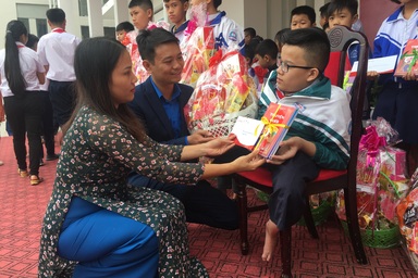 Trao quà Tết đến học sinh nghèo vượt khó