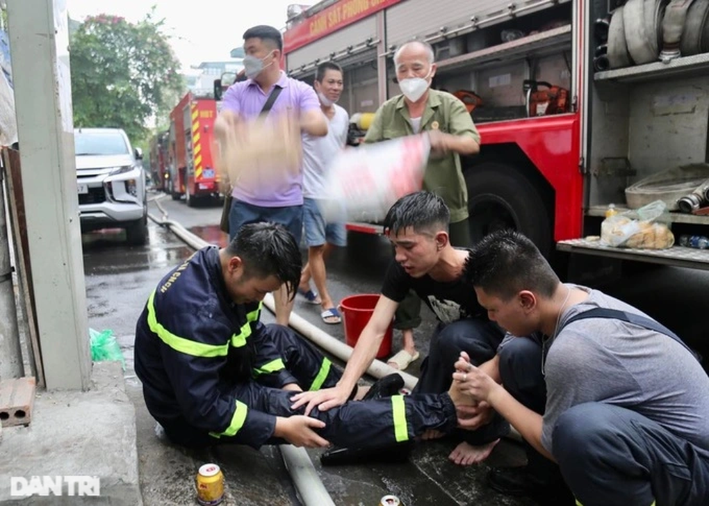 Lời kể của các nhân chứng vụ cháy nhà 3 người tử vong ở Hà Nội - 8 Lời kể của các nhân chứng vụ cháy nhà 3 người tử vong ở Hà Nội - 8