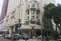 Du khách Úc rơi từ khách sạn xuống đất tử vong