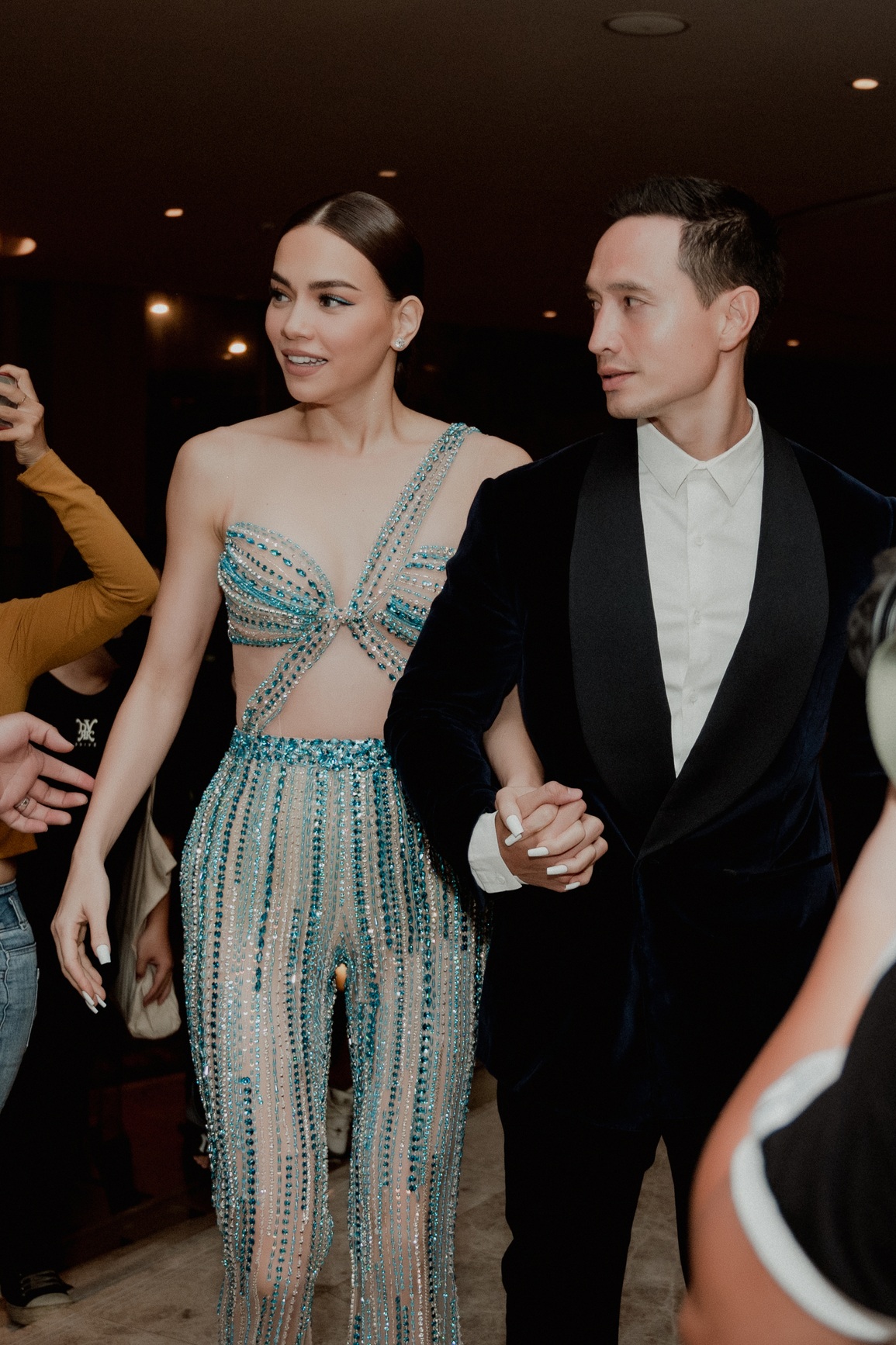 Hồ Ngọc Hà diện trang phục xuyên thấu, tình tứ với Kim Lý - 1