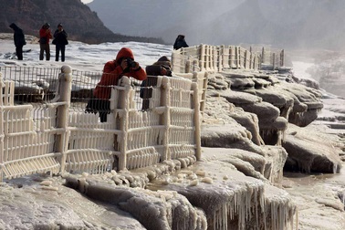 Thác nước màu vàng lớn nhất thế giới đông cứng dưới cái lạnh -17 độ C