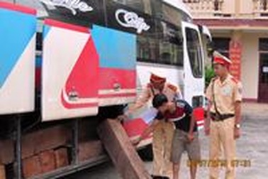 CSGT bắt ô tô khách chở gỗ lậu