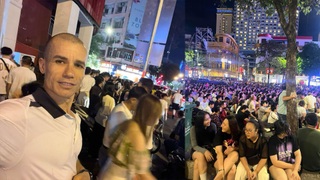 Khách Tây nhảy múa xuyên đêm, "nhập gia tùy tục" đón năm mới ở Việt Nam - 11
