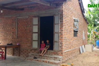 Mẹ mắc suy thận giai đoạn cuối 2 con thơ thiếu người chăm sóc