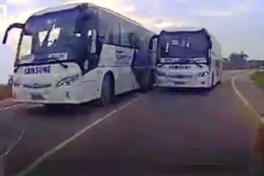 Xe 45 chỗ vượt ẩu, lấn làn, chết đứng giữa đường