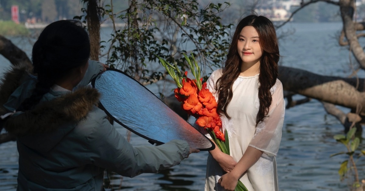 View - Hà Nội rét 10 độ C, các "nàng thơ" dậy từ 4h diện áo váy chụp ảnh ở hồ Gươm | Báo Dân trí