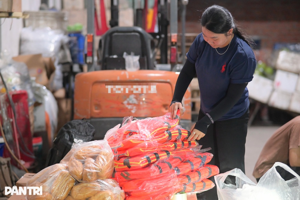 Xuyên đêm đưa hàng cứu trợ từ TPHCM ra vùng lũ miền Trung - 2 Xuyên đêm đưa hàng cứu trợ từ TPHCM ra vùng lũ miền Trung - 2