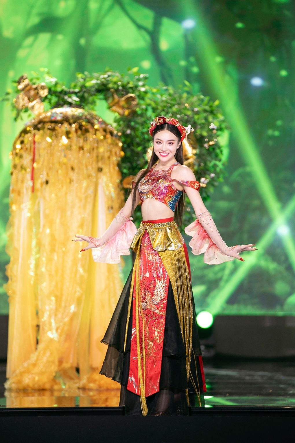 Diễn trang phục dân tộc: Ngọc Hằng đi cà kheo, Minh Kiên khóc nức nở - 5 Diễn trang phục dân tộc: Ngọc Hằng đi cà kheo, Minh Kiên khóc nức nở - 5