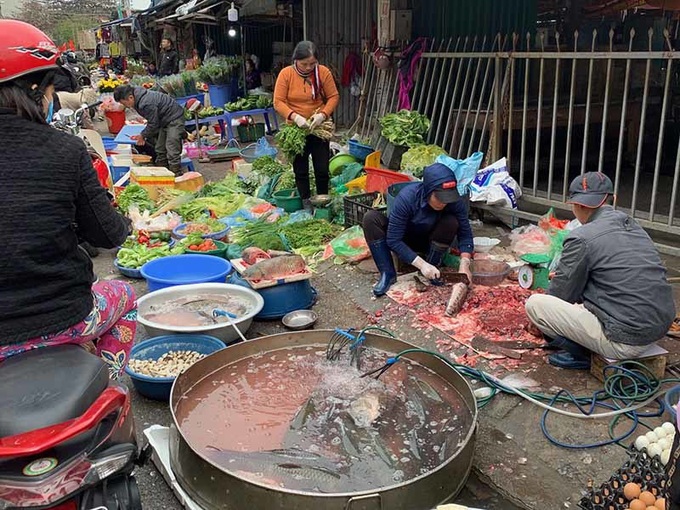 Chợ Tết, rau quả tăng giá gấp 4, rau muống 40.000đồng/mớ - Ảnh 4. Chợ Tết, rau quả tăng giá gấp 4, rau muống 40.000đồng/mớ - Ảnh 4.