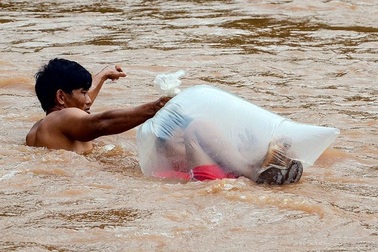 Vụ học sinh chui túi nilon: Bộ GTVT đề nghị khẩn trương xây cầu dân sinh