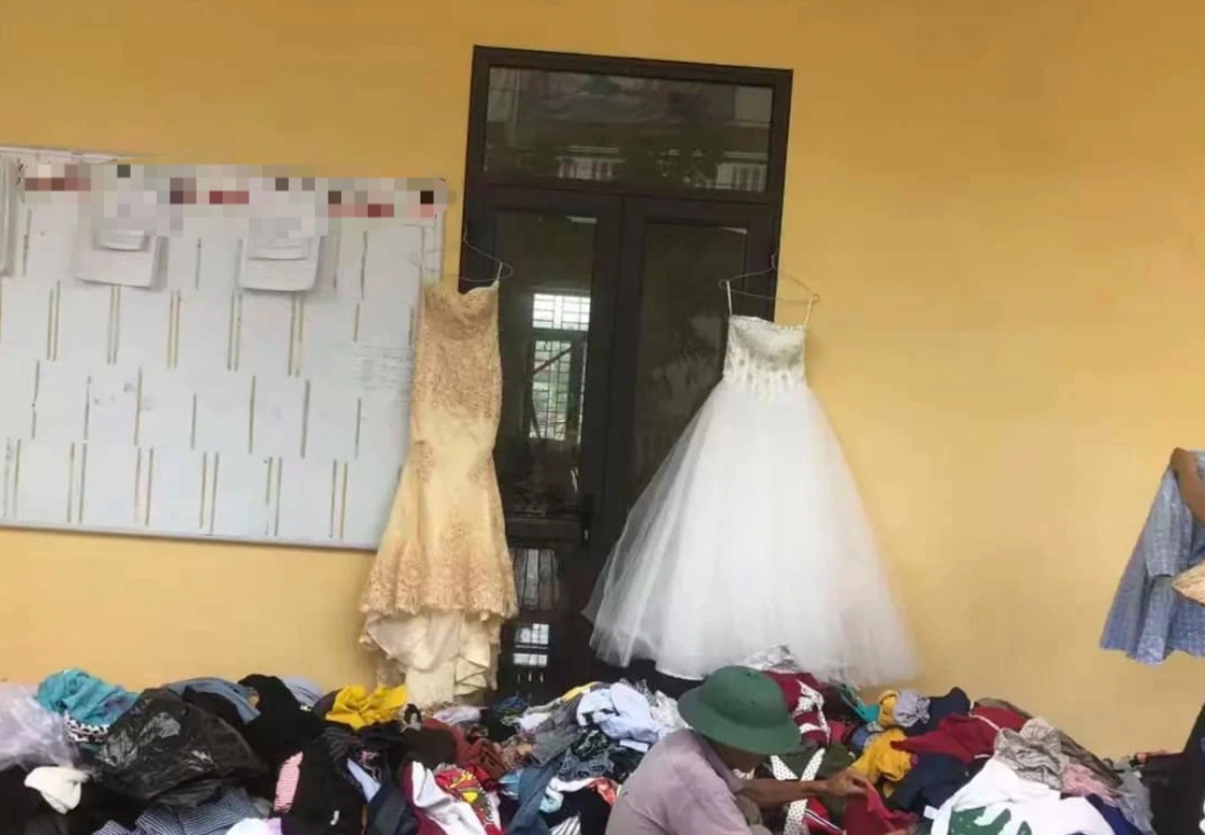 Kontroversi pakaian pengantin yang disumbangkan kepada mangsa banjir - 2 Tranh cãi loạt váy cưới được đưa đi quyên góp, cứu trợ bà con vùng lũ - 2