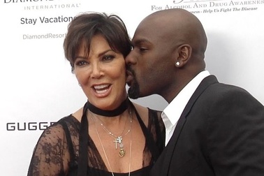 Mẹ cô Kim tuyên bố mối quan hệ với bạn trai kém 25 tuổi là định mệnh