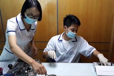 Phía sau 4 tờ kết quả xét nghiệm ADN của cô gái trẻ