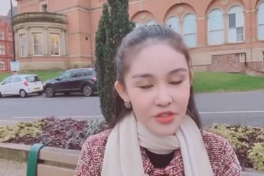 Người đẹp Lê Âu Ngân Anh khoe khéo khả năng nói tiếng Anh tiến bộ vượt bậc sau khi tốt nghiệp Thạc sĩ