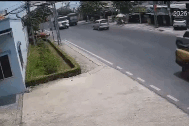 Nữ sinh lao xe ra đường khiến một người ngã vào xe rác ở TPHCM