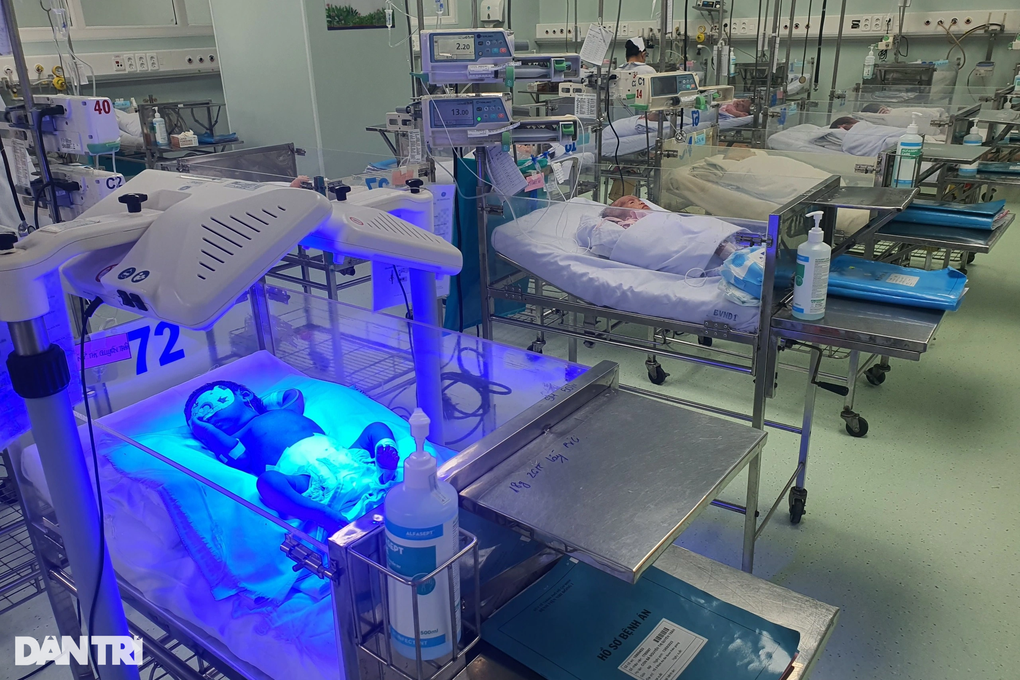 Bác sĩ vỡ òa báo tin cứu được bé 7 ngày tuổi phải mổ tim, chạy ECMO - 4 Bác sĩ vỡ òa báo tin cứu được bé 7 ngày tuổi phải mổ tim, chạy ECMO - 4
