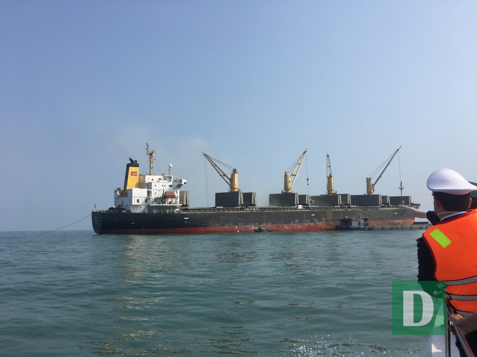 Ngăn chặn nhập bờ 26 thuyền viên Trung Quốc vừa cập cảng Quảng Bình - 1 Ngăn chặn nhập bờ 26 thuyền viên Trung Quốc vừa cập cảng Quảng Bình - 1