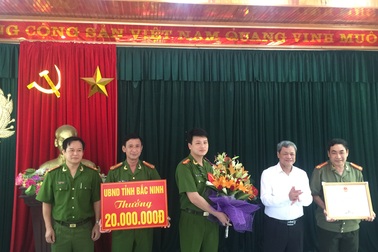 Thưởng nóng công an làm rõ người bôi nhọ cán bộ là ứng viên tham gia HĐND xã