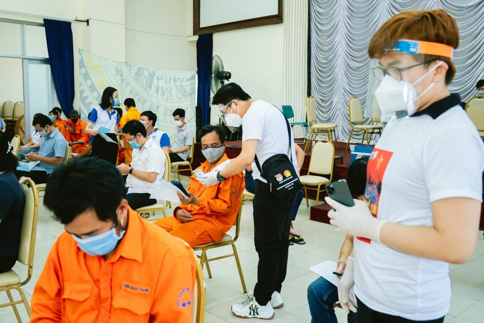 Nghệ sĩ TPHCM xuyên đêm hỗ trợ lấy mẫu xét nghiệm Covid-19 bất chấp mệt mỏi - 5 Nghệ sĩ TPHCM xuyên đêm hỗ trợ lấy mẫu xét nghiệm Covid-19 bất chấp mệt mỏi - 5