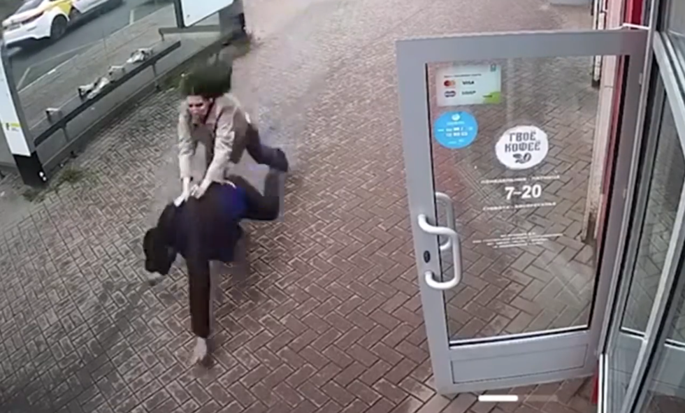 Clip “tên cướp điện thoại bị cô gái hạ gục và tóm gọn” nổi bật tuần qua