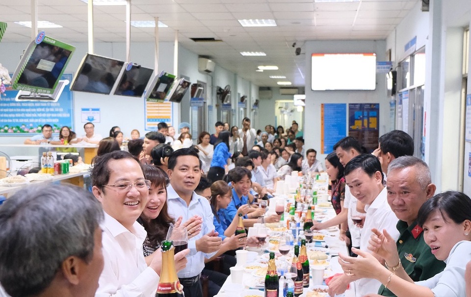 Khoảnh khắc giao thừa trong bệnh viện của các bác sĩ - 1 Khoảnh khắc giao thừa trong bệnh viện của các bác sĩ - 1